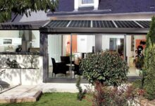 Une maison équipée d'une véranda solaire.