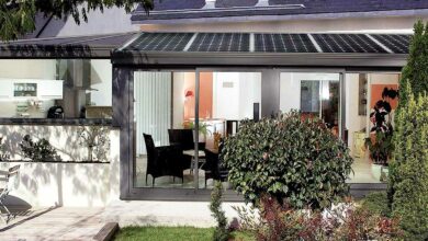 Une maison équipée d'une véranda solaire.