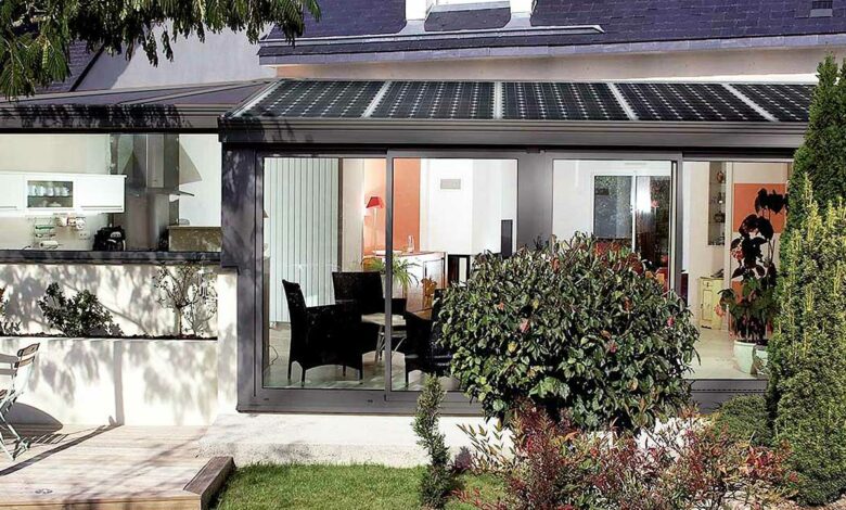 Une maison équipée d'une véranda solaire.