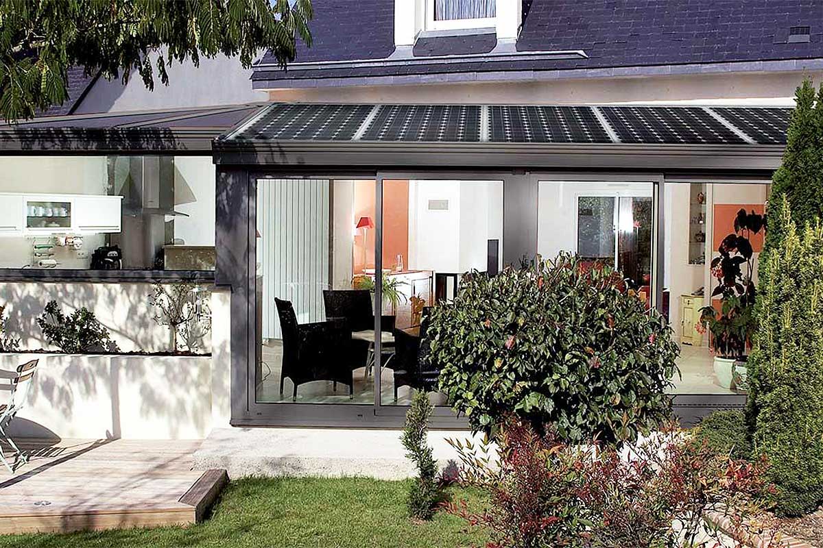 Une maison équipée d'une véranda solaire.