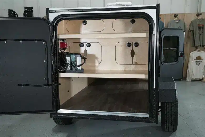 Le coin cuisine situé à l'arrière.