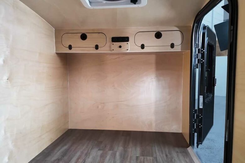 Un espace intérieur minimaliste prévu pour l'espace couchage.
