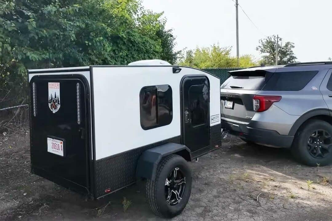 Une caravane légère tractable par la plupart des véhicules, prête à partir à l'aventure.