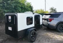 Une caravane légère tractable par la plupart des véhicules, prête à partir à l'aventure.