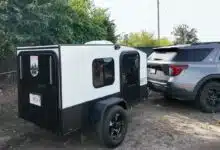 Une caravane légère tractable par la plupart des véhicules, prête à partir à l'aventure.