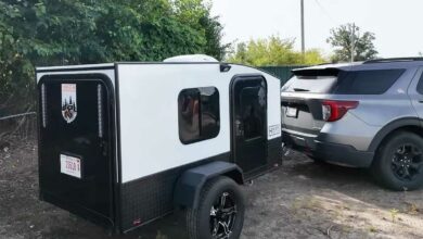 Une caravane légère tractable par la plupart des véhicules, prête à partir à l'aventure.