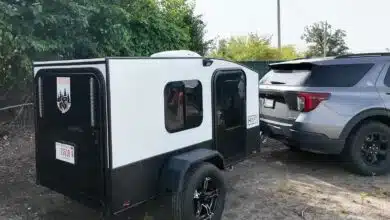 Une caravane légère tractable par la plupart des véhicules, prête à partir à l'aventure.