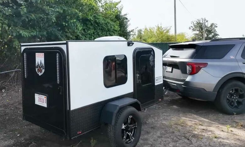 Une caravane légère tractable par la plupart des véhicules, prête à partir à l'aventure.
