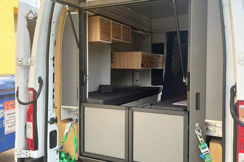 Une cabine qui s'insère dans le fourgon.