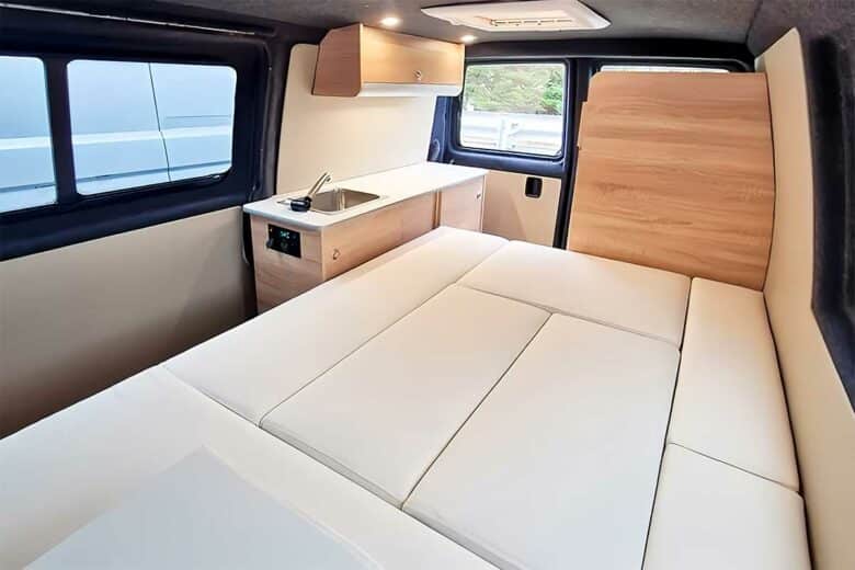 Espace couchage dans un van.