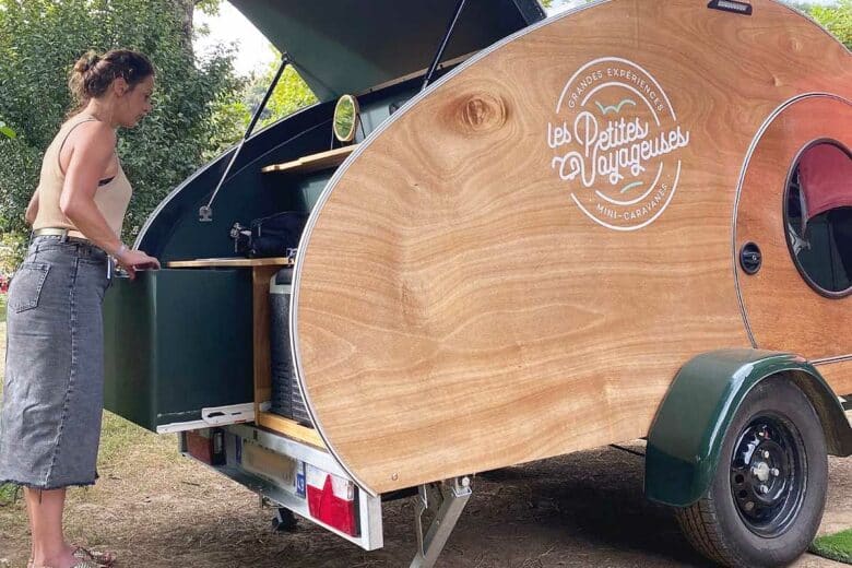 Une mini caravane teardrop aux allures rétro avec une cuisine arrière fonctionnelle.