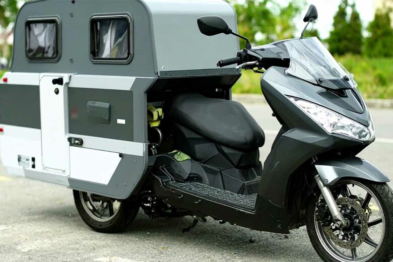 Un scooter équipé d'une cabine pour le couchage.