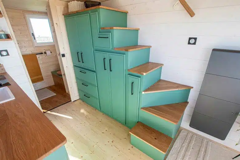 Un escalier doté de nombreux rangements, qui mène à l'espace nuit sur mezzanine.