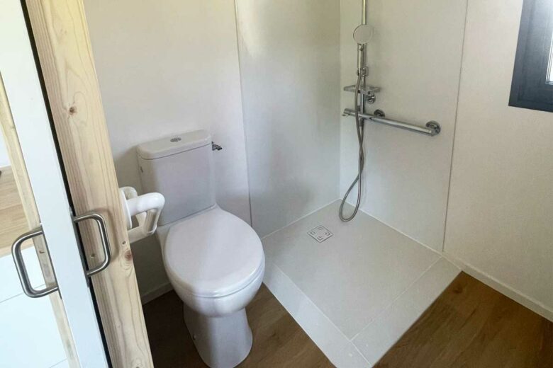 Une salle de bains adaptée.