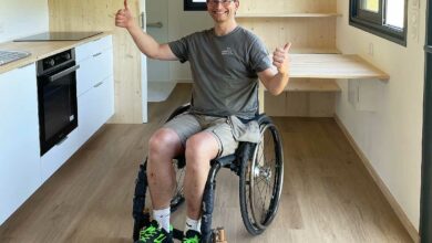 Une personne en fauteuil roulant dans une tiny house.