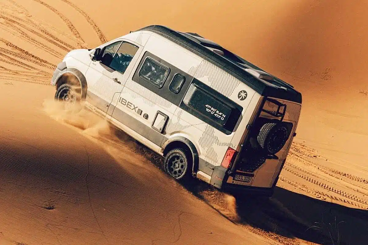 Sunlight dévoile son van aménagé taillé pour l'aventure, le IBEX, fabriqué sur une base de Volkswagen Crafter.