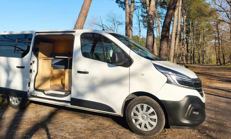Un van aménagé.
