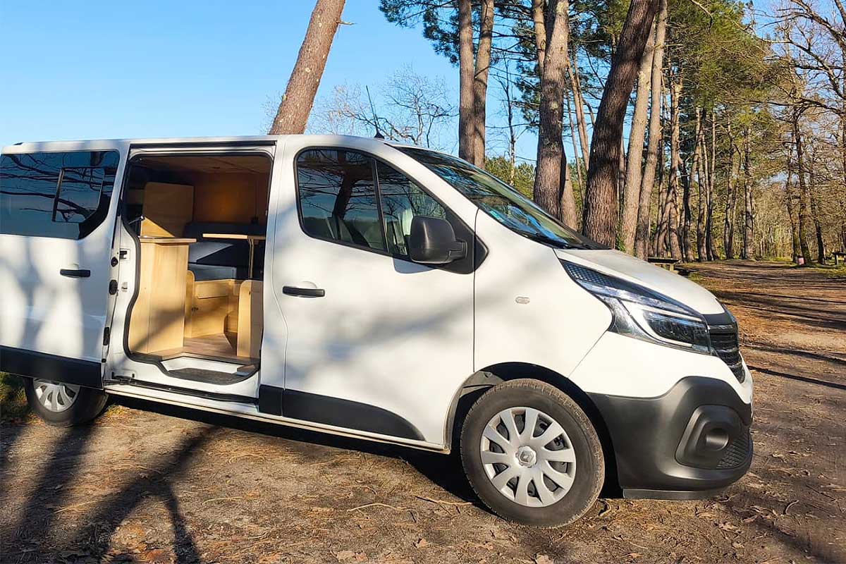 Un van aménagé.