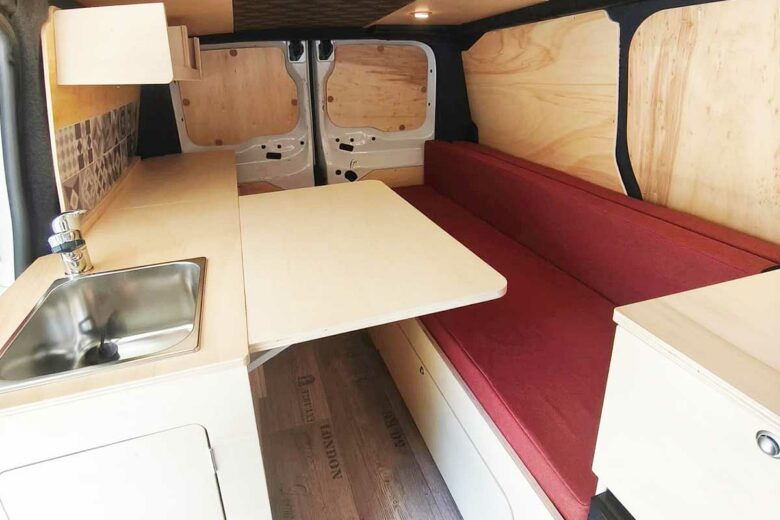 Aménagement intérieur d'un Renault Trafic.