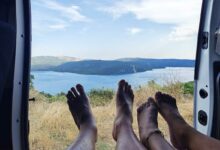 Des pieds dans un van aménagé.