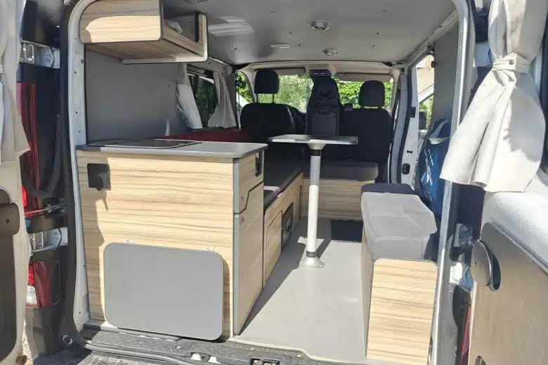 La vie en van aménagé, c'est aussi accepter la contrainte d'un espace restreint et d'une vie minimaliste.