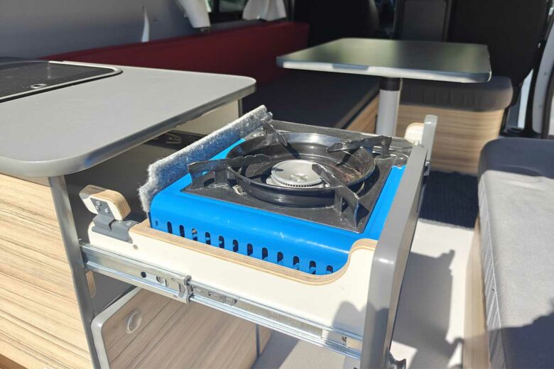 Un point de cuisson dans le van.