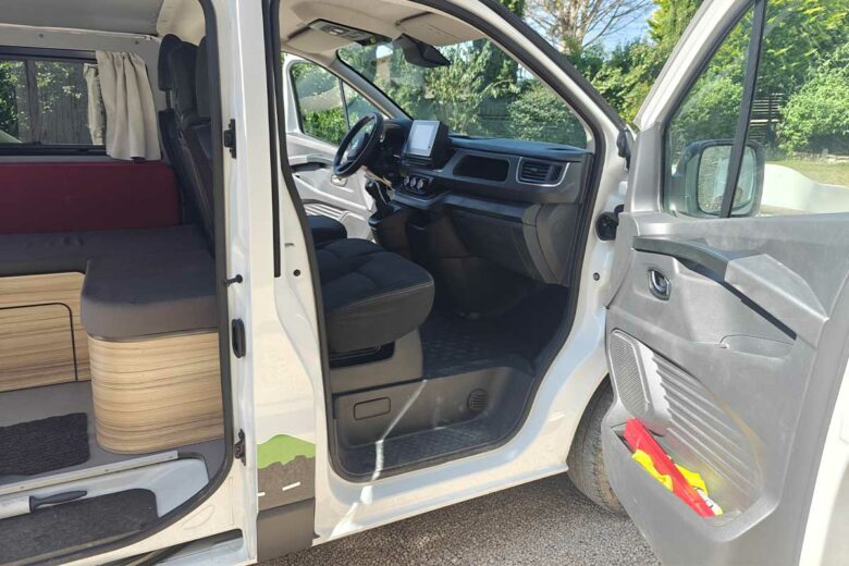 Un van aménagé.