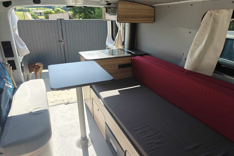 L'intérieur d'un van aménagé.