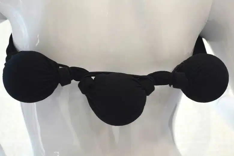 Trois balles sur une ceinture qui empêchent le retournement et améliorent la respiration.
