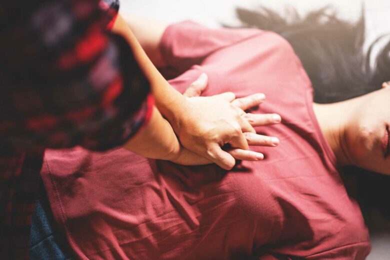 Une personne pratique un massage cardiaque.