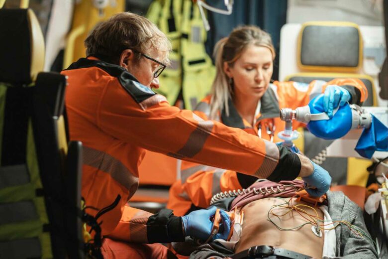 Des secours au chevet d'une personne en arret cardiaque.