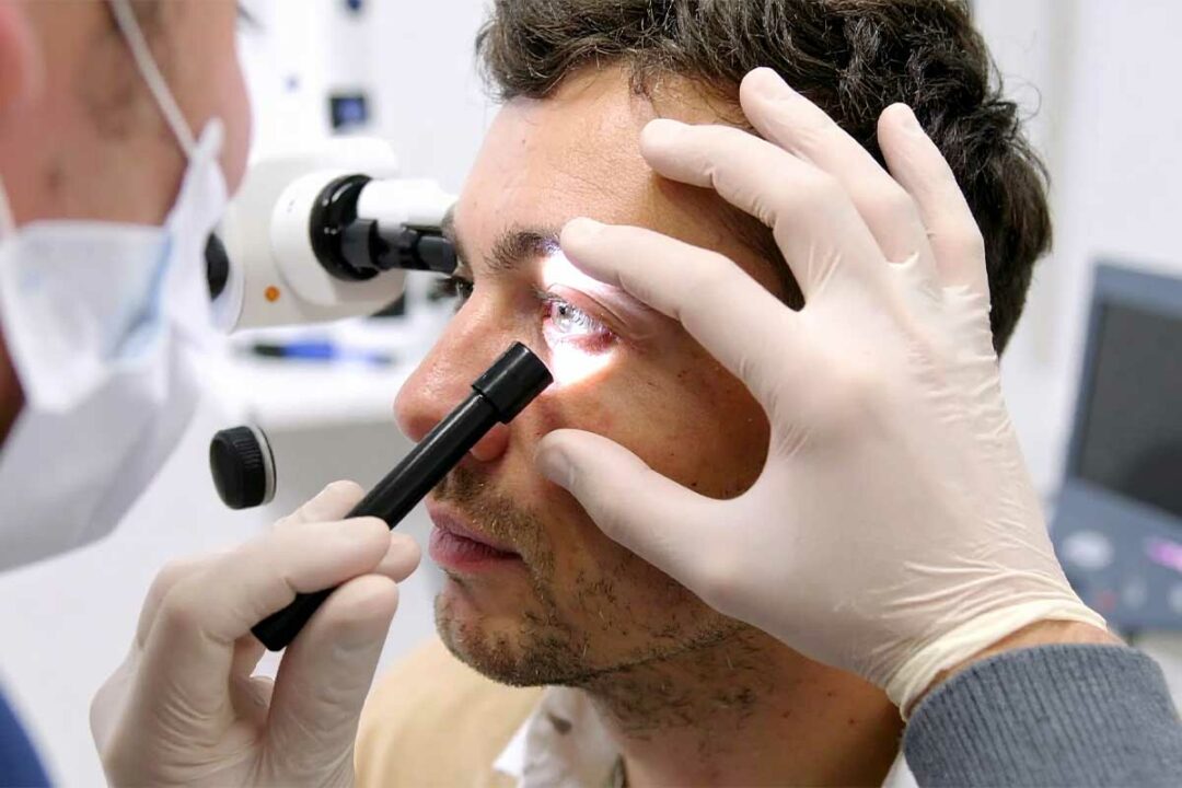 Contrôle d'un œil sur un patient.