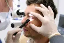 Contrôle d'un œil sur un patient.