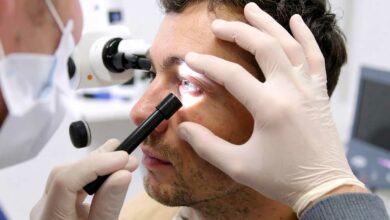 Contrôle d'un œil sur un patient.