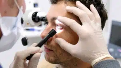 Contrôle d'un œil sur un patient.