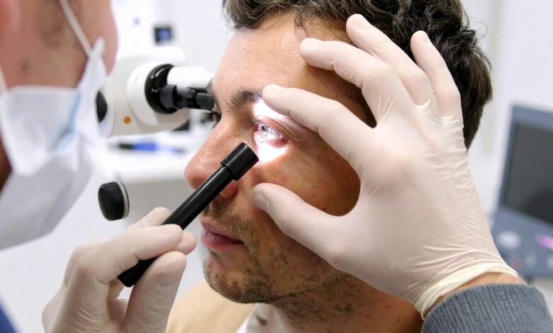Contrôle d'un œil sur un patient.