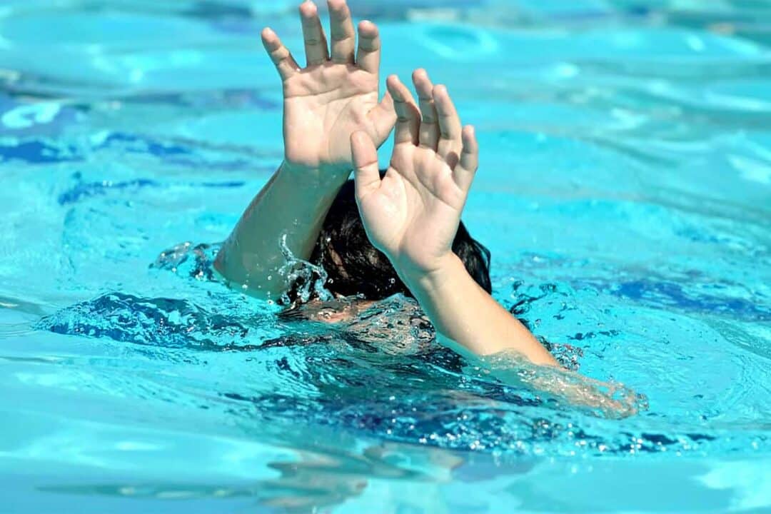 Une personne en difficulté dans l'eau.