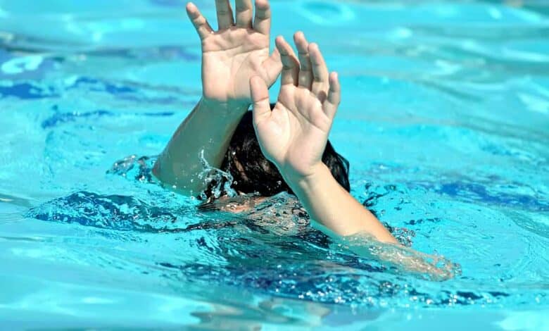 Une personne en difficulté dans l'eau.
