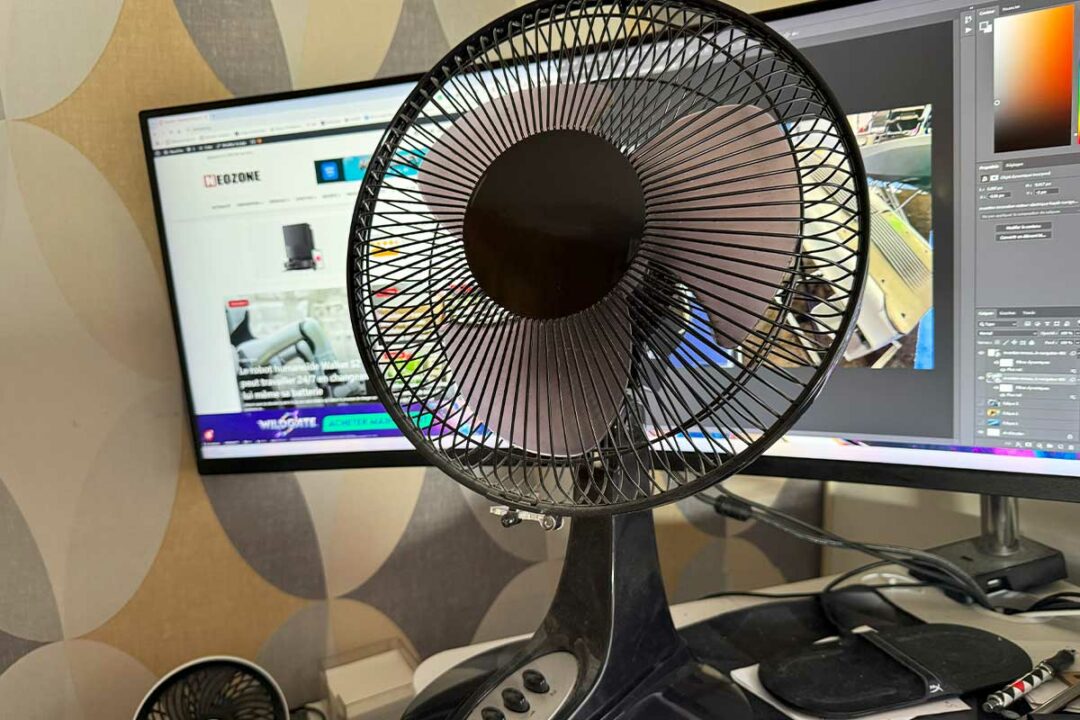 Un ventilateur sur le bureau.