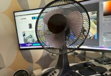 Un ventilateur sur le bureau.