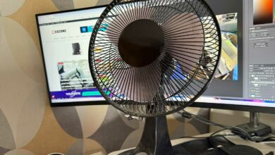 Un ventilateur sur le bureau.