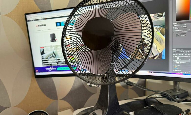 Un ventilateur sur le bureau.