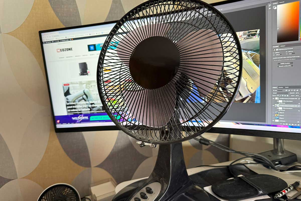Un ventilateur sur le bureau.