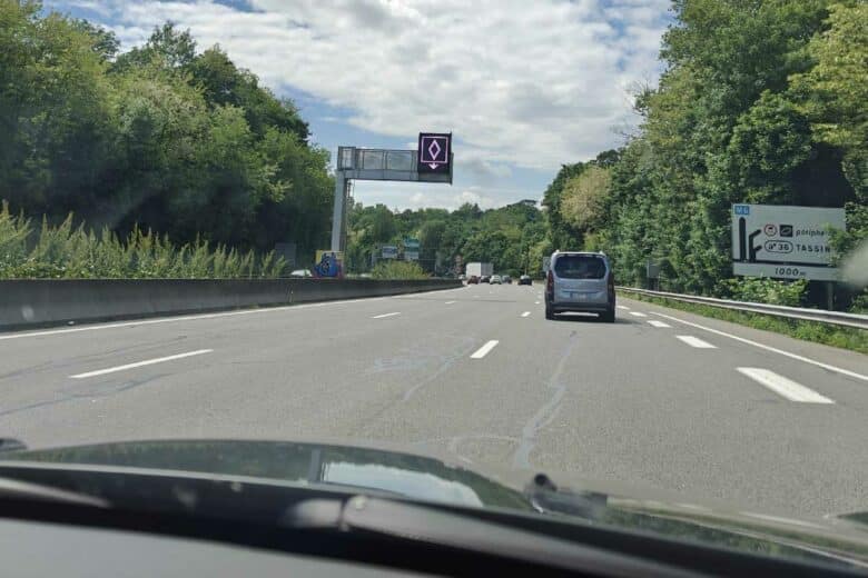 Attention à cette voie réservée au covoiturage.
