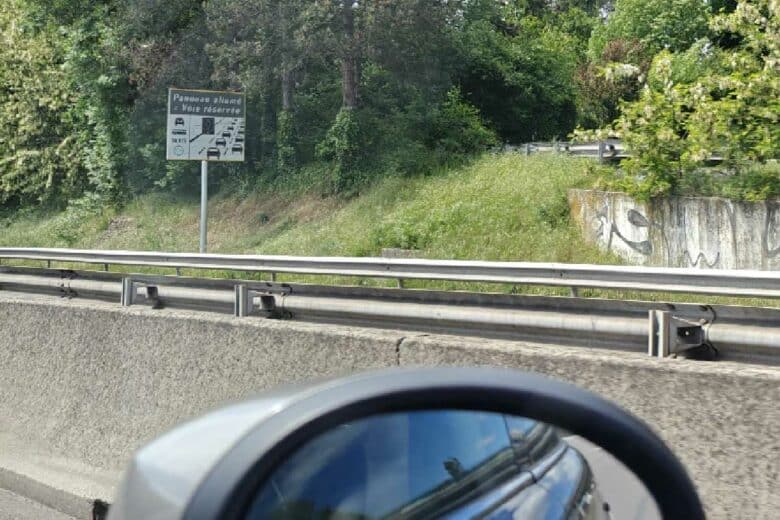 Une voie réservée aux véhicules qui transportent au minimum deux personnes.