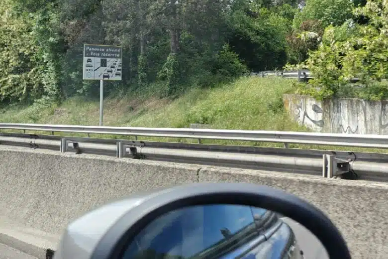 Une voie réservée aux véhicules qui transportent au minimum deux personnes.