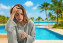 Une femme malade lors de ses vacances.