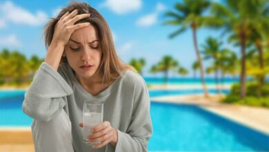 Une femme malade lors de ses vacances.