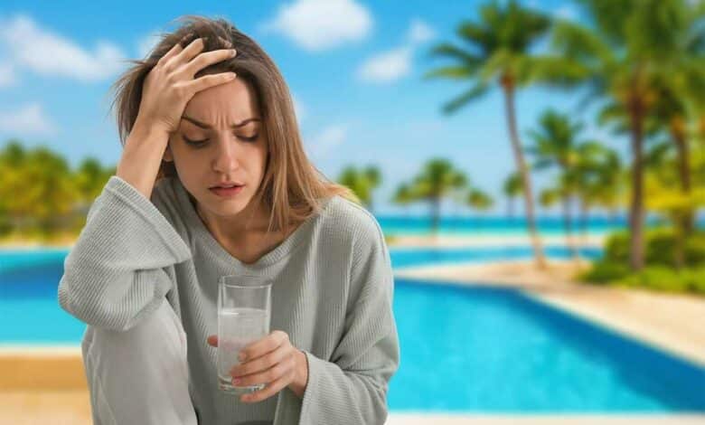 Une femme malade lors de ses vacances.