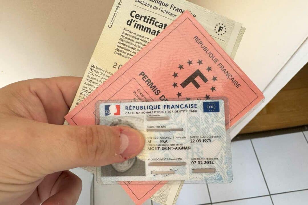 Des documents officiels.